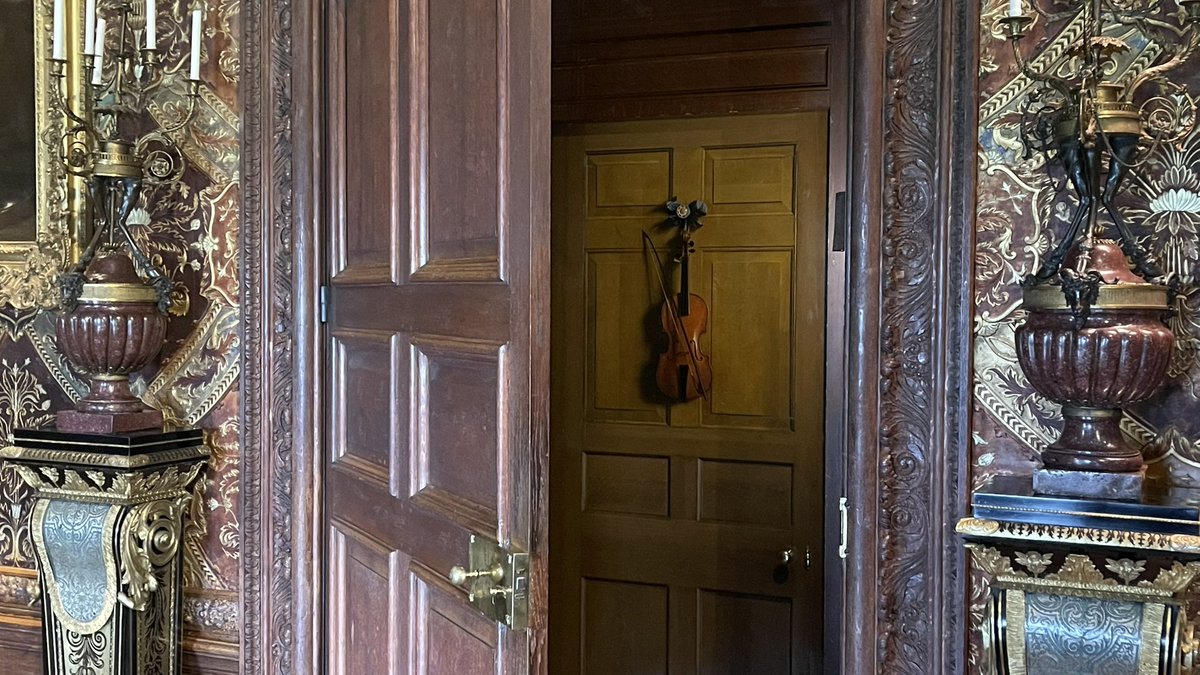 Outside Mantua and Guilio Romano’s work possibly the best tromphe l’oeil anywhere. The violin from around 1723 on a door in @ChatsworthHouse. Just a painting of a violin. Unreal and real yet fundamentally unreal. Jan van der Vaardt - later one of Feyenoord’s finest