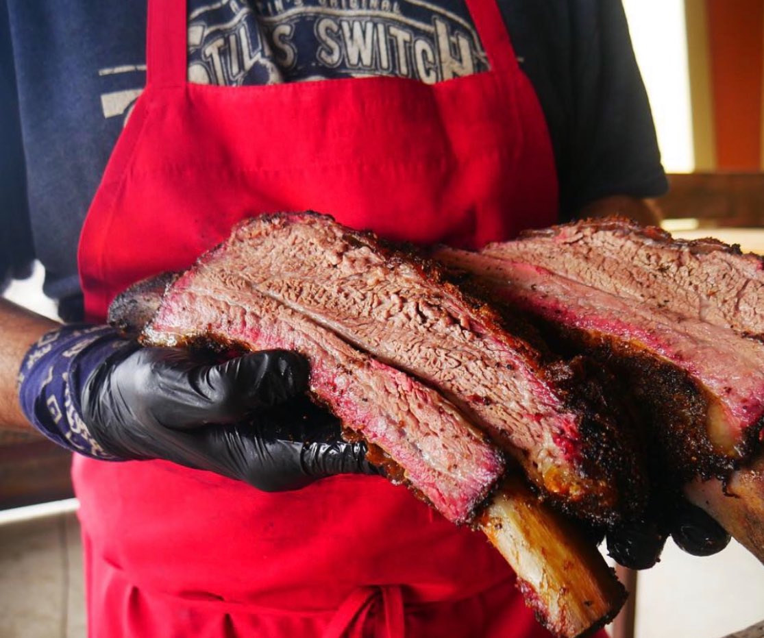 🔥 Double Fisted rolling into that #Saturday ….don’t skip those Beef Ribs. This is Texas Craft Style Barbecue at Stiles Switch BBQ. There’s no automation to this Smoke Show. Ready at 11am in #AustinTexas & #CedarParkTX #BBQ #TexasBBQ