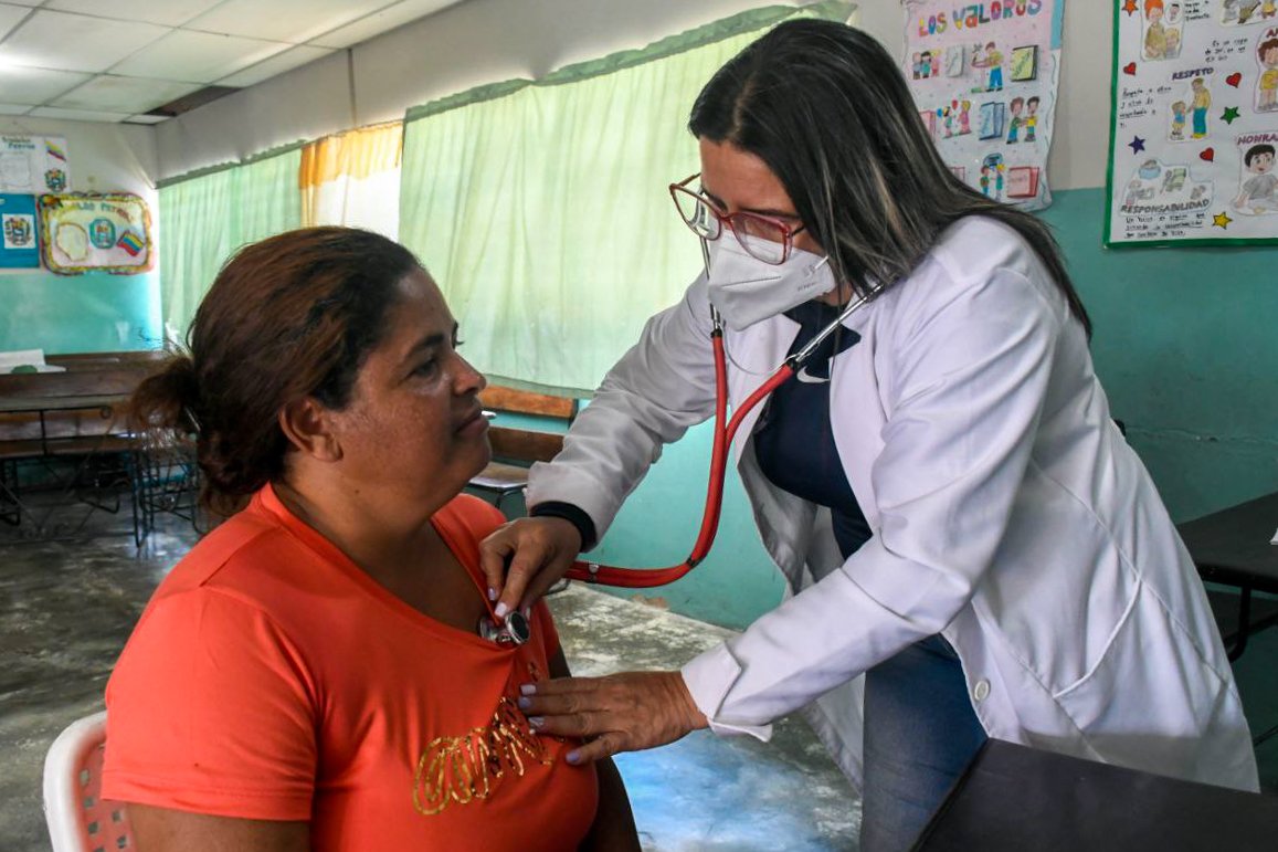 IpasmeOficial's tweet photo. ¡El 1x10 del Buen Gobierno responde con eficiencia!

Con servicios médicos, entrega de ayudas técnicas y medicamentos llevamos dos jornadas de atención para el magisterio aragüeño, en la U.E.B. José Ángel Lamas, y en la U.B.N.B. Juan Lovera.

#Todo11TieneSu13
@NicolasMaduro https://t.co/1Vdr243eQm