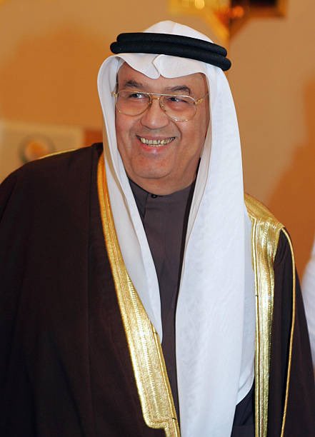 وزير العمل السعودي غازي القصيبي يوم 09 فبراير 2005 قبل مؤتمر صحفي في الرياض.