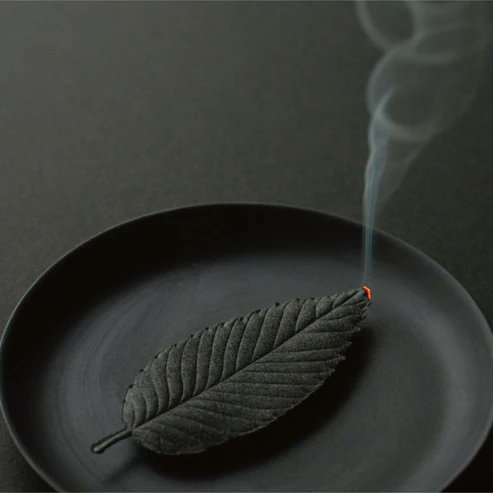 HAKO - PAPER LEAF INCENSE BLACK BOX -Sleep- Drift into dreamland with HAKO’s Paper Leaf Incense. Light up the leaf and let the soothing scents of lavender and cedar envelop your senses, guiding you to peaceful slumber. #swaygallery #incense #japaneseincense #leafpaperincense
