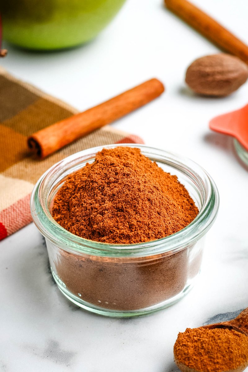 How to make this easy homemade apple pie spice recipe from scratch in 5 minutes or less. Warm and fragrant cinnamon spice mix that stores well, so that you can always have some on hand for your favorite fall-inspired treats and desserts! adventuresofmel.com/apple-pie-spic…