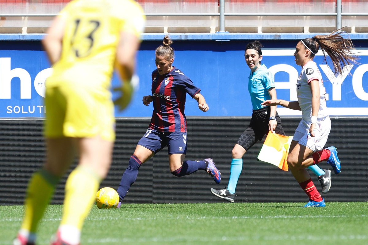 🔥 84' | 3-0 | GOOOOOAAALLLLLL FOR EIBAAAAAR!! 🎯 An own goal from the keeper Aguirre after a perfect cross from Annelie! #EibarFem | #BetiArmaginak⚔️