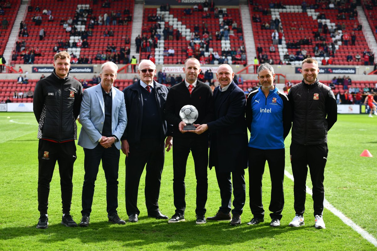 👏 Congratulations to @STFCfoundation's Jon Holloway for 30 years of service! 👏 #STFC