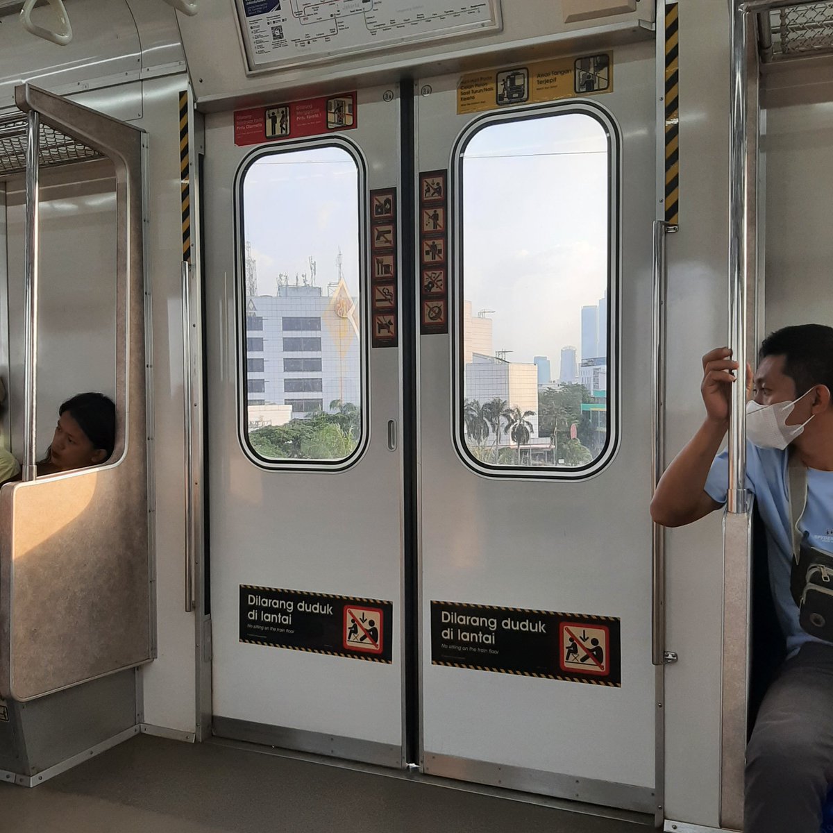 ninghadiyati's tweet photo. Naik commuterline lagi. Asyik kosong. Bebas lihat pemandangan. https://t.co/qx6neOXQcy