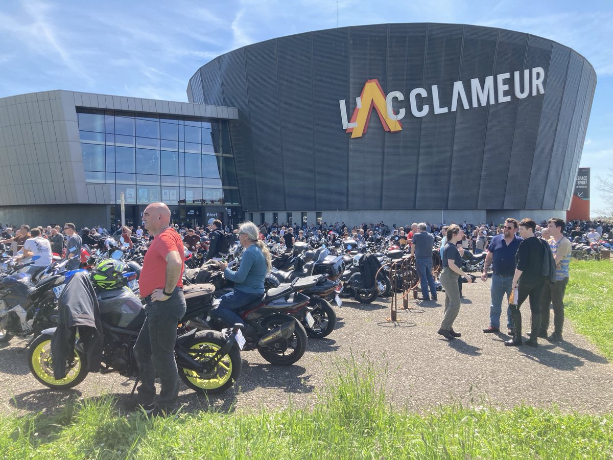 NRNiort's tweet photo. D’après notre comptage, quelque 800 pilotes se sont élancés, ce samedi un peu après 14 h 30, du parking de ⁦@lacclameurniort⁩ pour une opération escargot autour et dans #Niort : ils contestent l’instauration, dès lundi en #France, du contrôle technique pour les deux-roues. https://t.co/zd2KaC9mnY