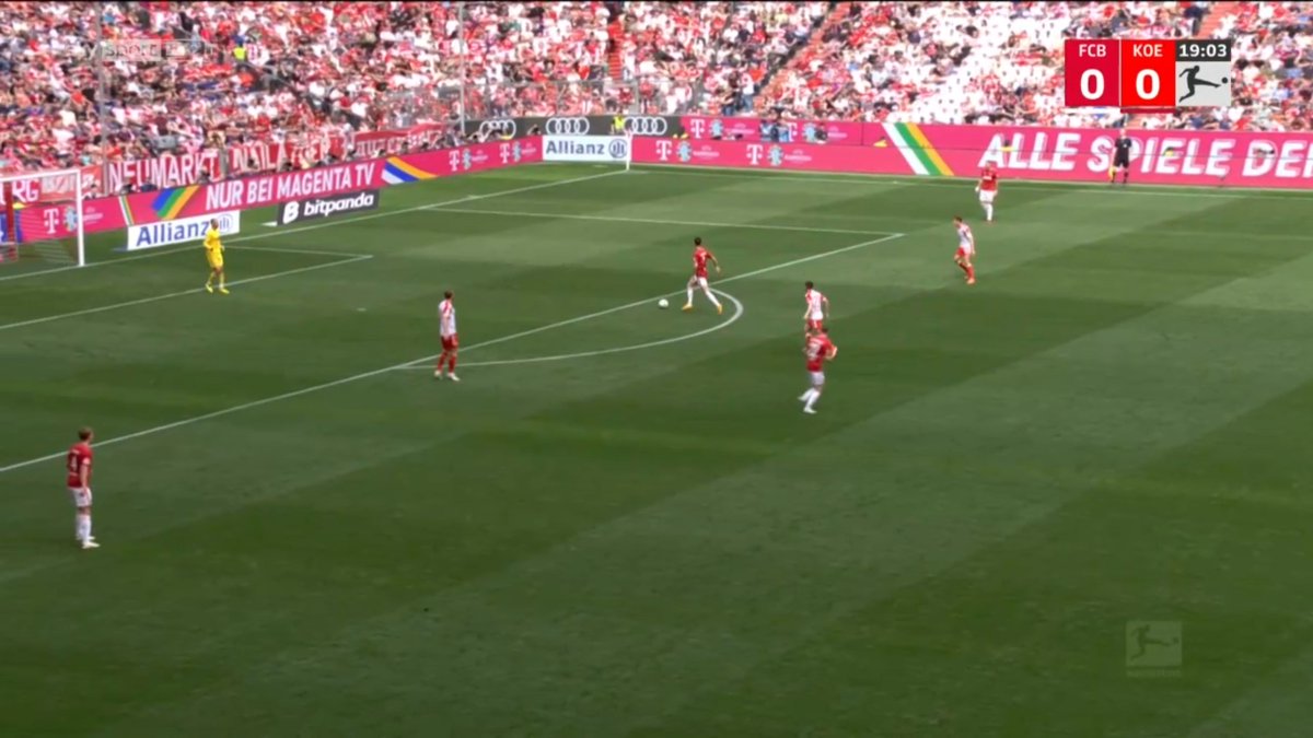 Which official decided red and white vs white and red was perfectly fine in the Bayern vs FC Köln game?