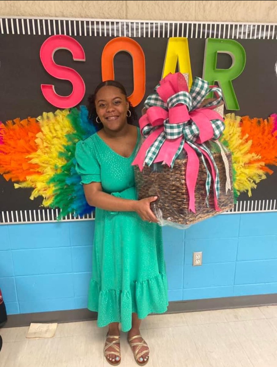 UPES_Leads's tweet photo. When her work is so nice, she’s celebrated TWICE🎉 Thank you @KieraSEzell for being you and ALL that you do for UPES❤️🦅 #OurAPRocks #WeAreFalcons #APweek2 @nakelya @TCSBoardofEd https://t.co/KPHOJoZXPp