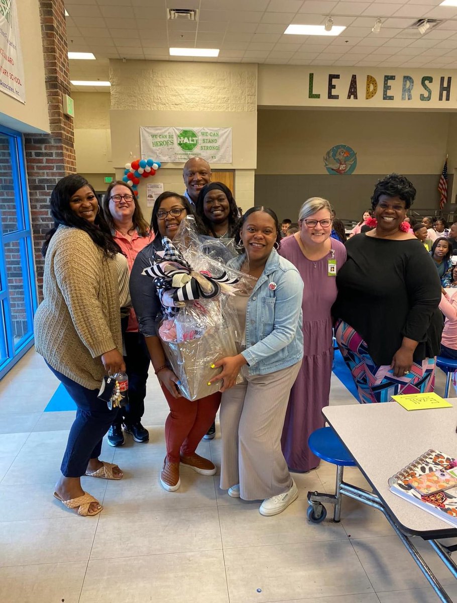 UPES_Leads's tweet photo. When her work is so nice, she’s celebrated TWICE🎉 Thank you @KieraSEzell for being you and ALL that you do for UPES❤️🦅 #OurAPRocks #WeAreFalcons #APweek2 @nakelya @TCSBoardofEd https://t.co/KPHOJoZXPp