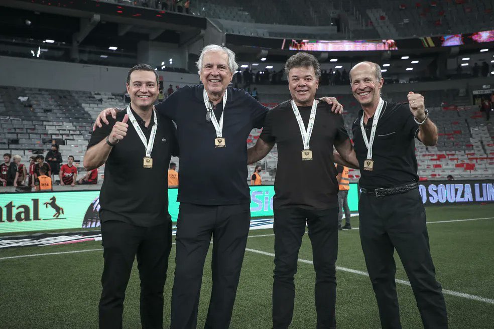 CentralDoCAM's tweet photo. “Existe uma diferença absurda entre a SAF do Cruzeiro e a do Atlético-MG. Lá eles são geridos por atleticanos. Você pode até contestar, mas amam o clube. Eles me proibiram de ir na Arena MRV por que ficaram p**** com o que eu falei. Lá tem sentimento. Aqui no Cruzeiro não tem.”

🎙️ Diogo Medeiros.
📸 Pedro Souza/Atlético-MG | Reprodução/Cruzeiro Sports