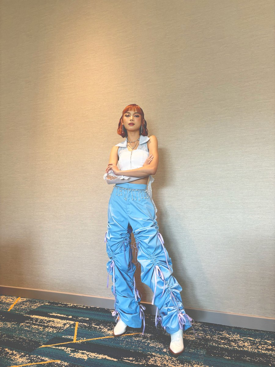 BINI_ph's tweet photo. #BINI : #AwesomeSummerFanFest Photo Series [ Gwen ]

Paano kami kakalma, eh hindi din kayo kumalma sa pagsuporta samin! We’re too soft for this mga bes!🥹 Salamat sa lahat ng pumunta! Congrats and TYSM @samsungph for this awesome experience!💖

@bini_gwen
BINI CREATES AWESOME https://t.co/vbjN0dogab