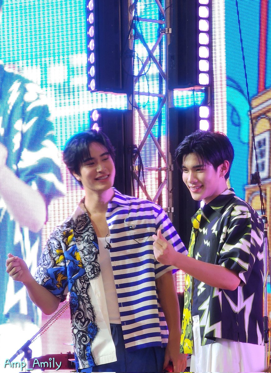 AmilyAloha's tweet photo. นี่คือการเจอเจมโฟ้ดครั้งแรกของเรา ดีใจมากที่ได้เจอตัวจริงสักทีหลังจากที่ติดตามมาตลอด ตัวจริงคือน่ารักมาก แล้วยิ่งตอนร้องเพลงคือเสียงดีสุดๆ ดูมีเสน่ห์ สรุปโดยรวมแล้วคือชอบทุกอย่างที่เป็นเจมโฟ้ด
#KingPowerSongkranxGF 
#GeminiFourth #Gemini_NT #Fourthnattawat https://t.co/eKSqapqzzs