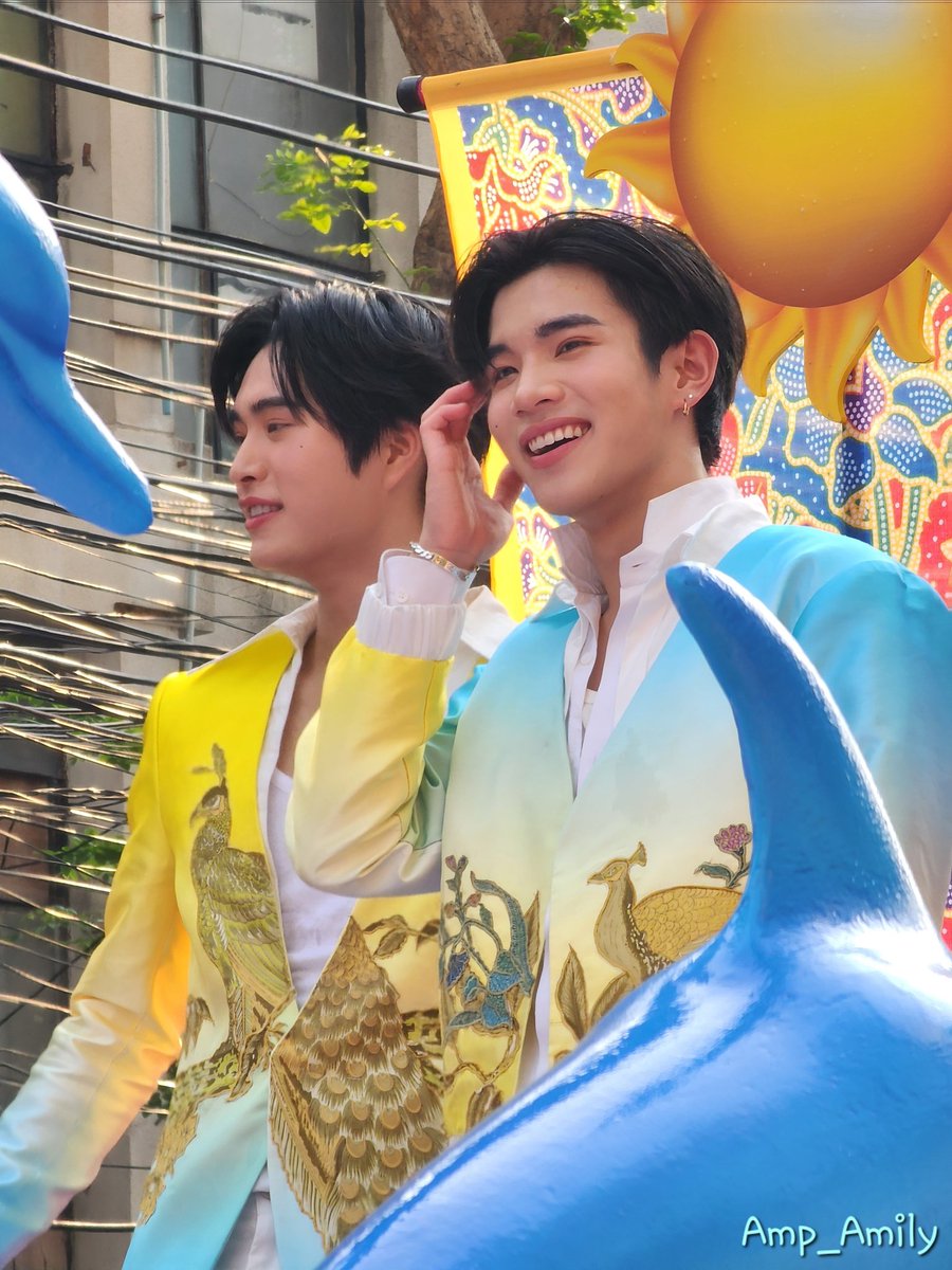 AmilyAloha's tweet photo. นี่คือการเจอเจมโฟ้ดครั้งแรกของเรา ดีใจมากที่ได้เจอตัวจริงสักทีหลังจากที่ติดตามมาตลอด ตัวจริงคือน่ารักมาก แล้วยิ่งตอนร้องเพลงคือเสียงดีสุดๆ ดูมีเสน่ห์ สรุปโดยรวมแล้วคือชอบทุกอย่างที่เป็นเจมโฟ้ด
#KingPowerSongkranxGF 
#GeminiFourth #Gemini_NT #Fourthnattawat https://t.co/eKSqapqzzs