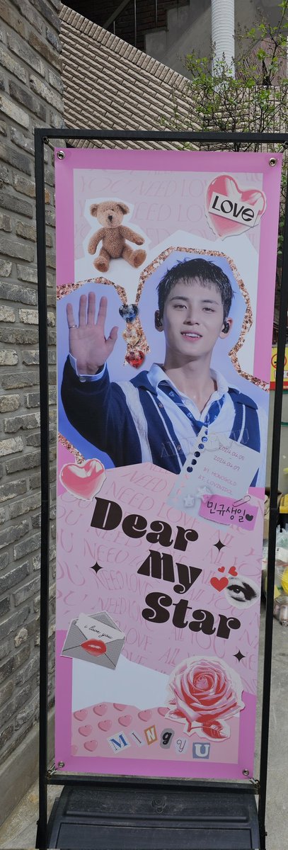 📸
🔎 까페 러비니돌

사진들 다 너무 예쁘고 뭔가 따듯한 민규를 만나고 온 느낌🖤 스텝분들 완전 친절하신데 2월 힙합팀 전시장에서 뵙던 분이라 괜히 내적친밀감 느껴졌다랄까요🥹 럭드 뽑으니 응원(!)해주시고 야무지게 즐기고 왔습니다🫶

#김민규_나의별에게 #민규야봄이왔어_너와함께