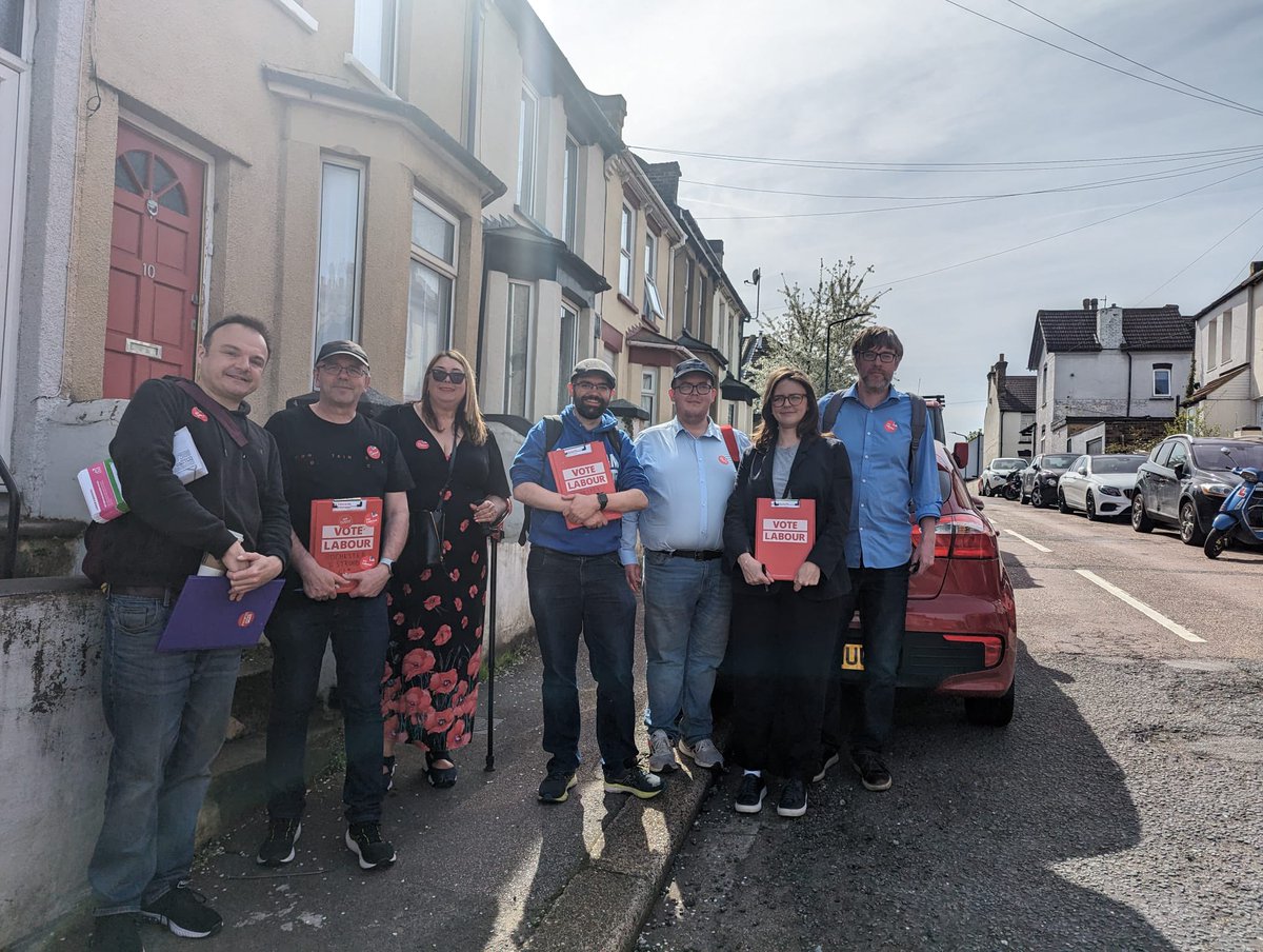 @vincemaple @naushabah_khan @LennyRolles @UKLabour @GRLabour @Marian_Nestorov @southernchris @CllrDanMcD @LabourCllrs @LGA_Labour @SELabour @MedwayLabour Such warmth and sunshine on the doorstep today 🌹🌹