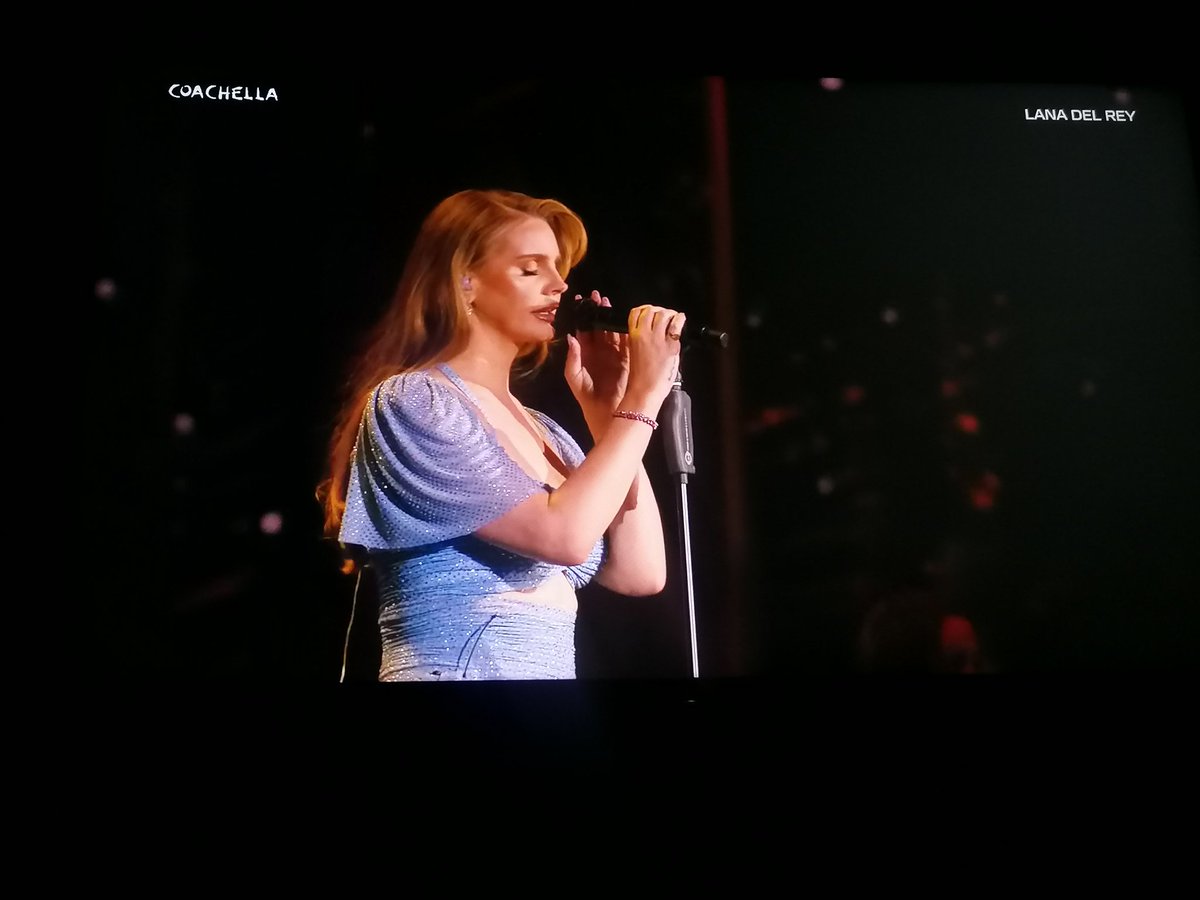 Karydelrey's tweet photo. Estuvo magnífica en #Coachella #LanaDelRey https://t.co/yrT1U9Kwz2