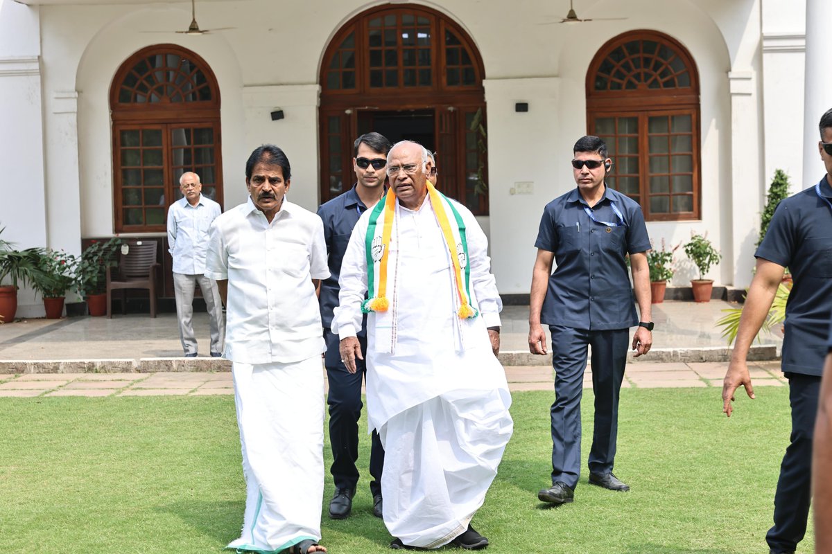 In the presence of INC President Sh. Mallikarjun @kharge ji, representatives of 55 OBC organisations from across the country extended support to the INDIA Alliance for the upcoming elections. Through the Bharat Jodo Yatra and the Bharat Jodo Nyay Yatra, social injustice has…