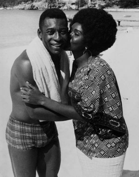 Pelé et Bella Bellow à l’époque, c’est comme si une chanteuse togolaise donnait un baiser à Cristiano Ronaldo ou à Messi de nos jours.
#BellaSetsTheBarHigh
#Togo