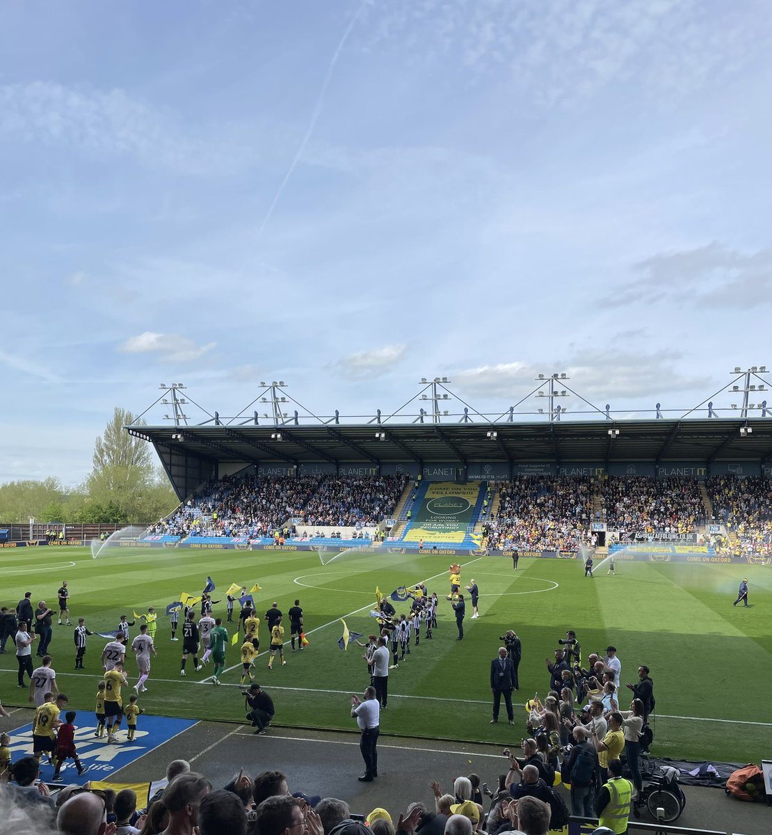 Good afternoon from the Kassam Stadium 💛 💙 #oufc