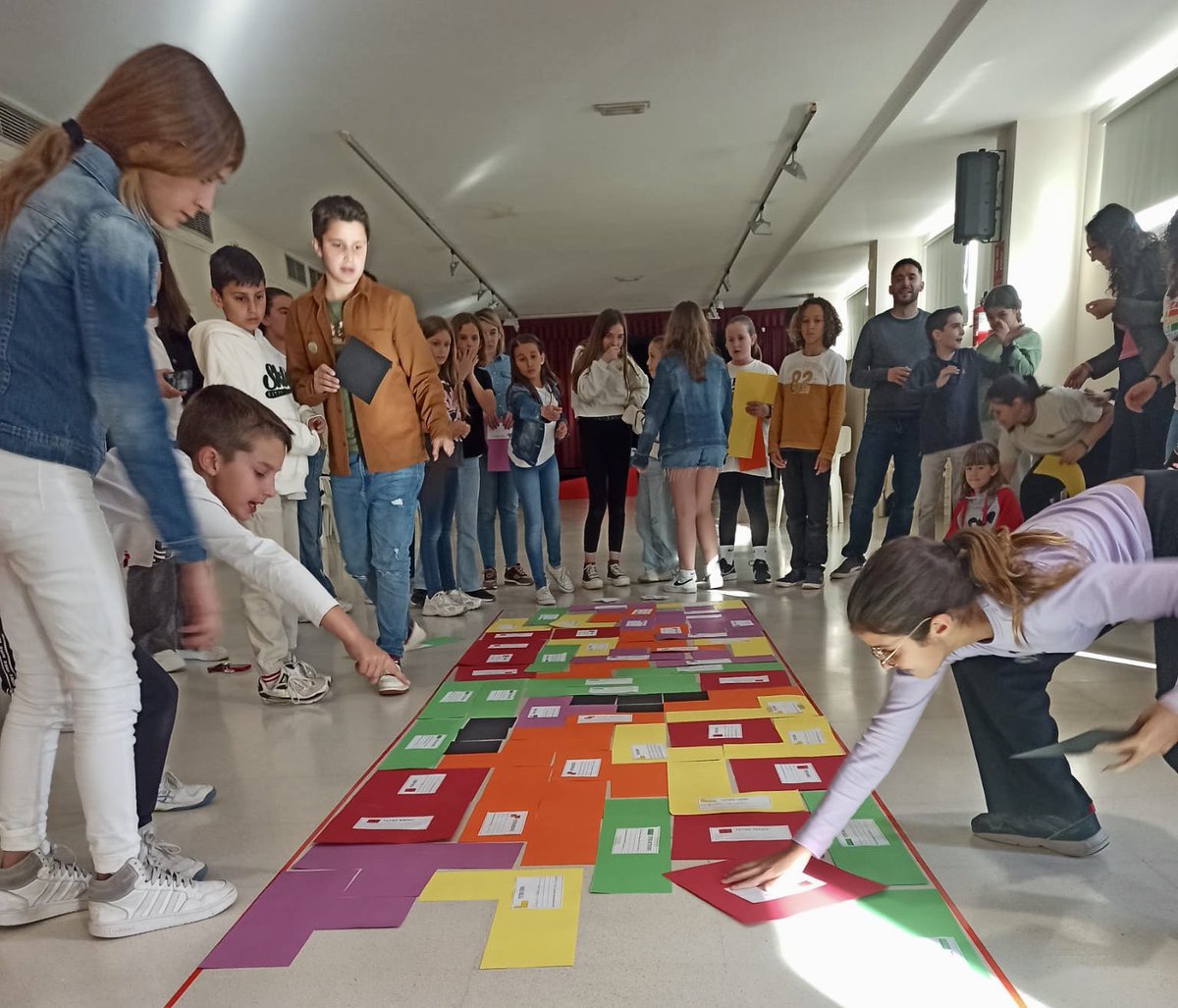 Ahir, xics i xiques del grup motor de participació infantil dels municipis valencians de @CiudadesAmigas es reuniren per a decidir com organitzaran la seua trobada a #LaPoblaDeFarnals. Els i les protagonistes proposen i decideixen! 💪🏼