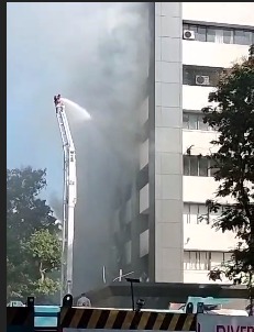 Fire In Building Near Family Court At Bandra East Read Full News: bit.ly/3VQU1Bg #bandraeast #CommunitySafety #DisasterPreparedness #emergencyresponse #FamilyCourt #FireDepartment #FireInBuilding #localnews #safetyfirst #staysafe