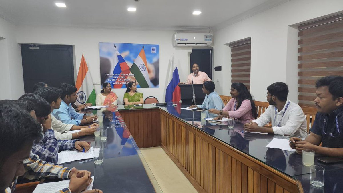 📝 On the occasion of the 77th anniversary of the 🇷🇺🇮🇳 diplomatic relations the #Russia’n House in #Trivandrum organised a round-table discussion with participation of students of the Central University of #Kerala. 🔗 More details — t.me/RusEmbIndia/55… #RussiaIndia