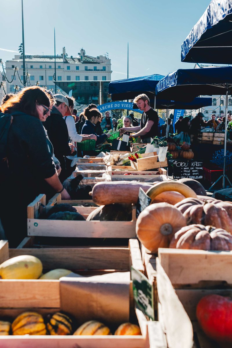 Et s’il devenait votre rendez-vous du dimanche matin ? Le Vieux-Port de Marseille s'anime chaque dimanche matin, de 8h à 13h, avec notre marché alimentaire ! Venez découvrir les délicieux produits de nos producteurs locaux. 🌞🧺 • bit.ly/3u3Q8Ns