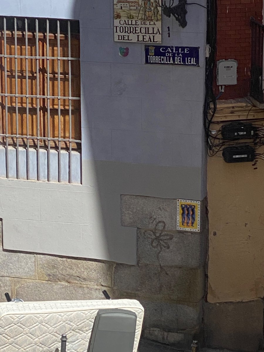 AbitareO's tweet photo. Torrecilla del Leal…ahora tenemos uno en cada esquina … @Lineamadrid @AlmeidaPP_ @MadridSucio https://t.co/WRUZuYZhYH