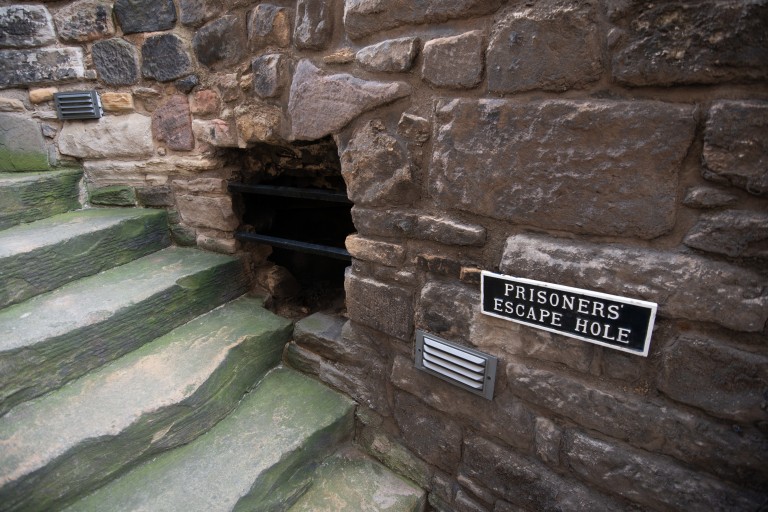 #OTD in 1811, there was a mass escape of 49 French prisoners from the castle. Escaping through a hole in the wall, which you can still see today. 👀Read all about the uniquely different ways prisoners attempted to escape the castle 👇 ow.ly/f8aE50RfvQX