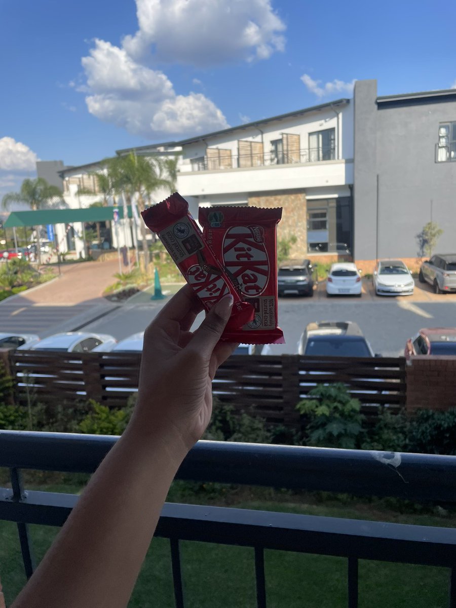 Taking a break with my favourite KitKat 🍫 and waiting for @MaskedSingerZA on SABC 3 at 6:30pm while I prepare a cheese board to play detective 🕵️‍♀️ #MaskedSingerSA