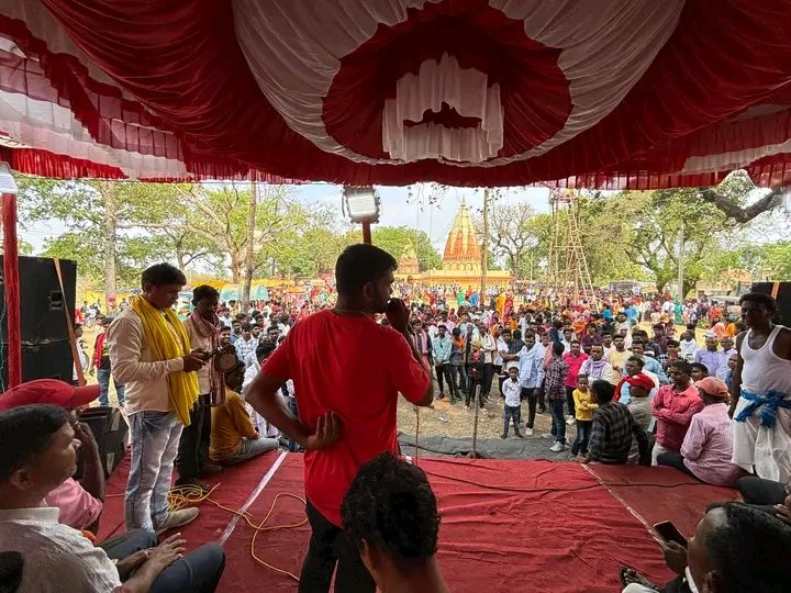 JairamTiger's tweet photo. राजगंज के बागदाहा चड़क पूजा में पहुँचे..
लोगों को भोक्ता परब के महत्व को बताया

जय बूढ़ा बाबा 🙏🙏 https://t.co/CfHwWWJx6g