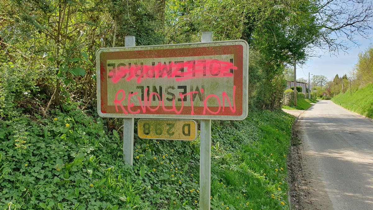 Dunningworth's tweet photo. One has the impression the French (farmers?) aren't too happy at the moment. Many village signs have been turned upside down and/or defaced. #France #French https://t.co/0bALUFe3yj