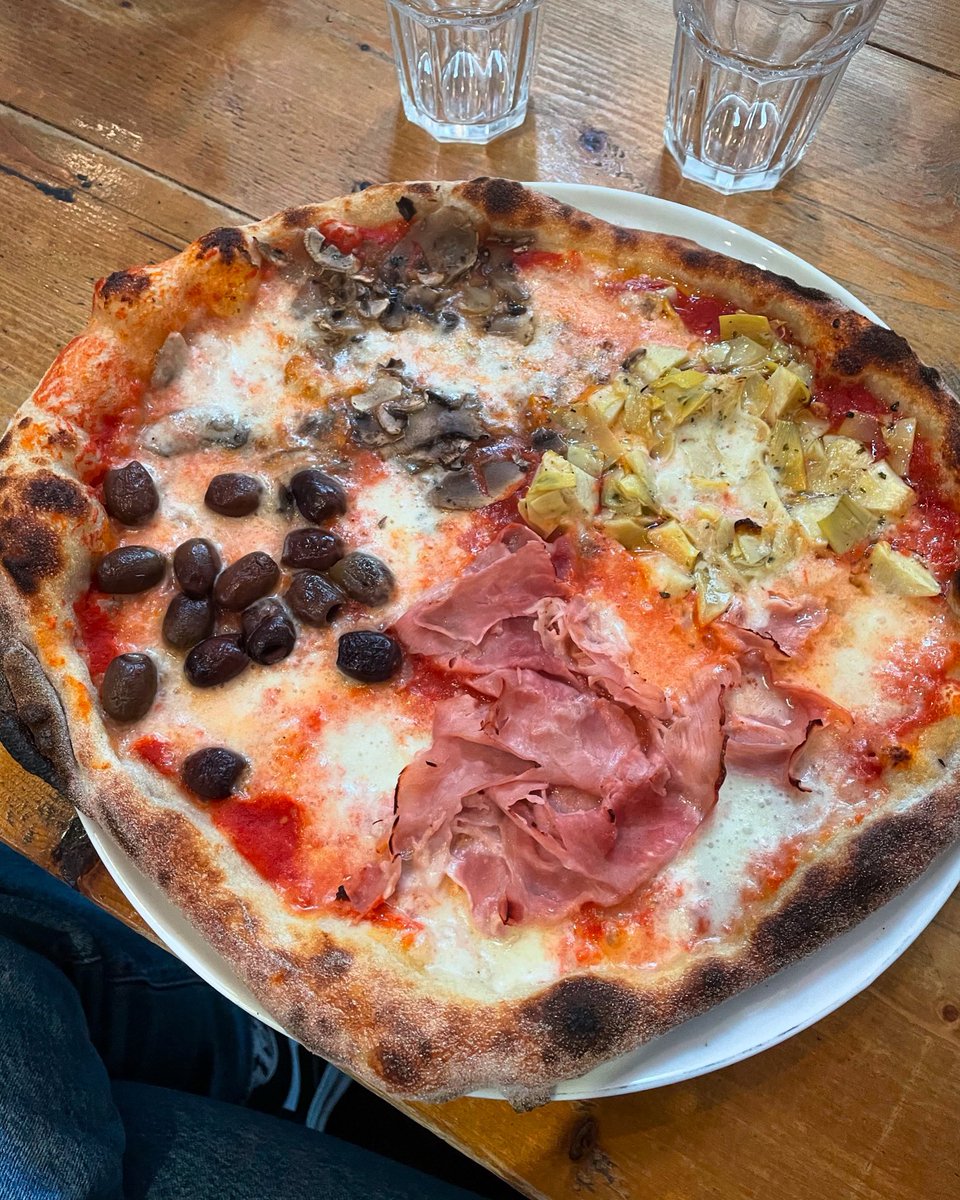 When you’re in the mood for a classic, our Quattro Stagioni with ham, mushrooms, artichokes and olives is the one 💯🍕🇮🇹 #italianfood #bathcity #doughbath