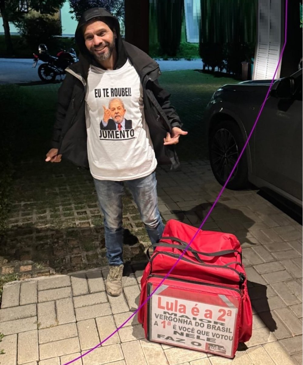 Belzebu___666's tweet photo. ANALISE 
Essa imagem tem muitas camadas.
No centro, o pobre de direita, trabalhando a noite ganhando em média R$11,00/ hora com sua moto financiada, mas ele acredita ser o próprio patrão,  pq faz o seu próprio horário.
Quem tirou a foto  deve ser de classe média pelo carro e gramado baixo.
Na camisa que ele debocha, um presidente que luta pelo direito DELE ter algum tipo de assistência trabalhista.
Então temos a empresa IFOOD milionária ganhando dinheiro por não precisar dar a mínima assistência ao trabalhador , o classe média aproveitando o serviço de baixo custo, pq o Ifood não precisa pagar direitos básicos e o POBRE se fudendo por quase nada pra servir os dois.