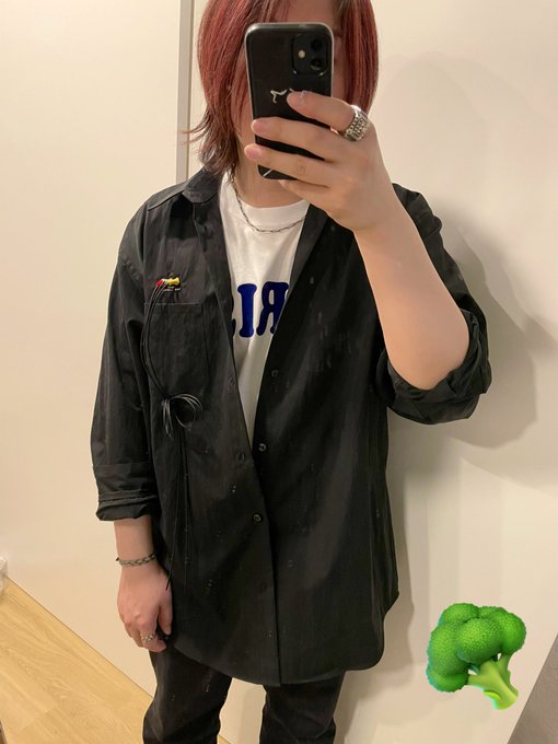 胸にアナログ端子がくっ付いてる服を買いました 