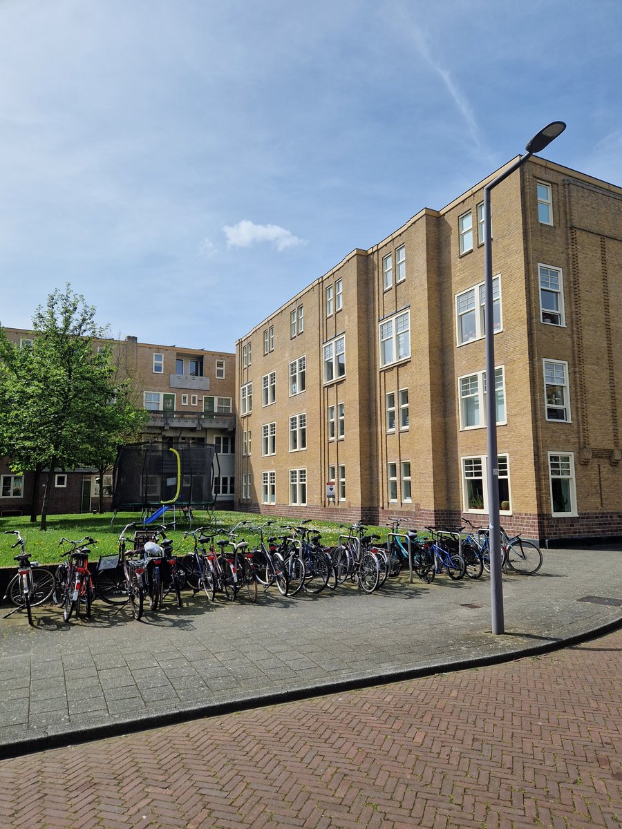 CultCabinet_CC's tweet photo. Voor wie nog een huis zoekt op een toffe plek #rotterdan Justus v Effenstraat https://t.co/yGyNmhqvpc