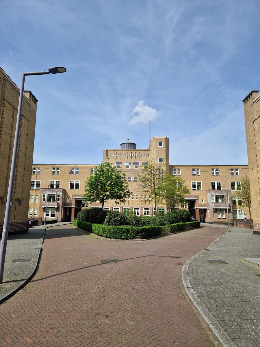 CultCabinet_CC's tweet photo. Voor wie nog een huis zoekt op een toffe plek #rotterdan Justus v Effenstraat https://t.co/yGyNmhqvpc