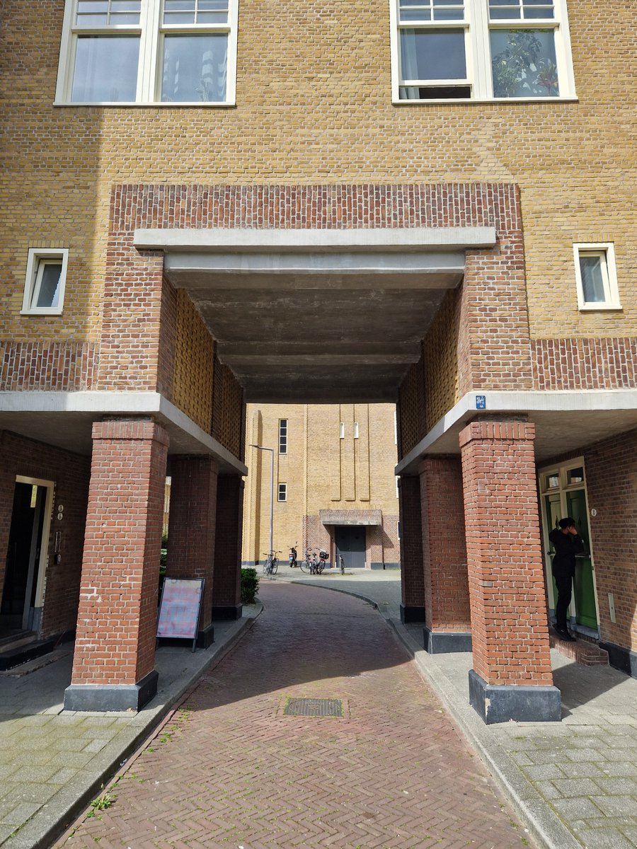 CultCabinet_CC's tweet photo. Voor wie nog een huis zoekt op een toffe plek #rotterdan Justus v Effenstraat https://t.co/yGyNmhqvpc