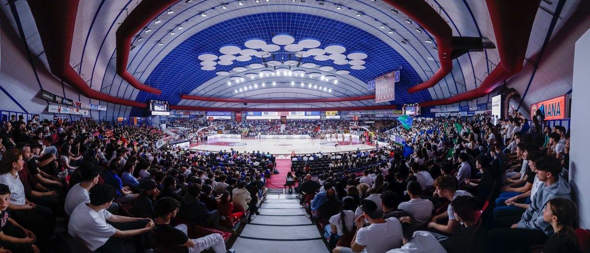 parallelecinico's tweet photo. Cominciamo dalla fine: in queste foto ci sono circa 4000 spettatori, il 99% dei quali sono ragazzi dai 14 ai 19 anni.
Questa mattina si è giocata la finale di una delle cose più belle della pallacanestro italiana: la Reyer School Cup. 

- 56 scuole superiori
- 46.000 studenti coinvolti
- 5 città, Venezia, Padova, Treviso, Belluno, Vicenza, Pordenone.
- 107 partite totali in 4 mesi di torneo
- 635 giocatori scesi in campo
- 107 partite giocate
- 50.000 spettatori in totale

Per partecipare al torneo, ogni scuola deve avere:
- un responsabile della comunicazione
- un capo ufficio stampa
- un responsabile marketing
- un social media manager
- il tifo organizzato
- una squadra di cheerleaders

Tutte figure che seguono corsi e incontri per essere formate.

L'esempio della Reyer Venezia in questi anni ha contagiato anche altre città, come Varese ed Agrigento che hanno disputato le loro finali davanti a più di 3000 spettatori.

Questa è probabilmente la strategia più bella ed efficace per promuovere il basket. La speranza è che in futuro ci possa essere una School Cup in ogni provincia italiana, perchè è un evento semplicemente straordinario.

📸 @REYER1872 @reyerschoolcup