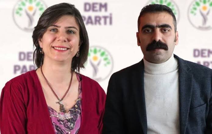 DEM (PKK) Partili Diyarbakır Belediye Eş Başkanları:

“Tabelaları çok dilli yapacağız.

Kürtçe tabelalara vergi indirimi uygulayacağız.”

💥 Kayyum atanınca zırlamak yok ama...