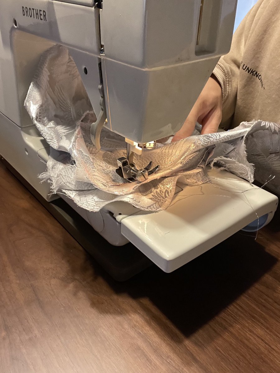 benidonn's tweet photo. 着物の生地からシート出来た！

題名は【お通夜】 https://t.co/jfBb6rPxx2