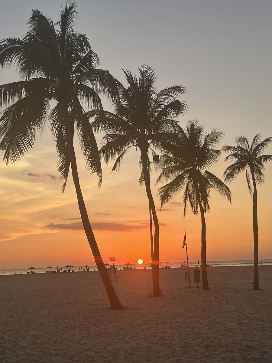 ShairaSMohan's tweet photo. Something about sunsets ‘performing’ in the sky that just amplifies the beauty of the place - #kotakinabalu #borneo #Malaysia #SunsetViews @ShangrilaTAH @ShangriLaHotels #Sabah #travelblogger https://t.co/9o2vzn3qeQ
