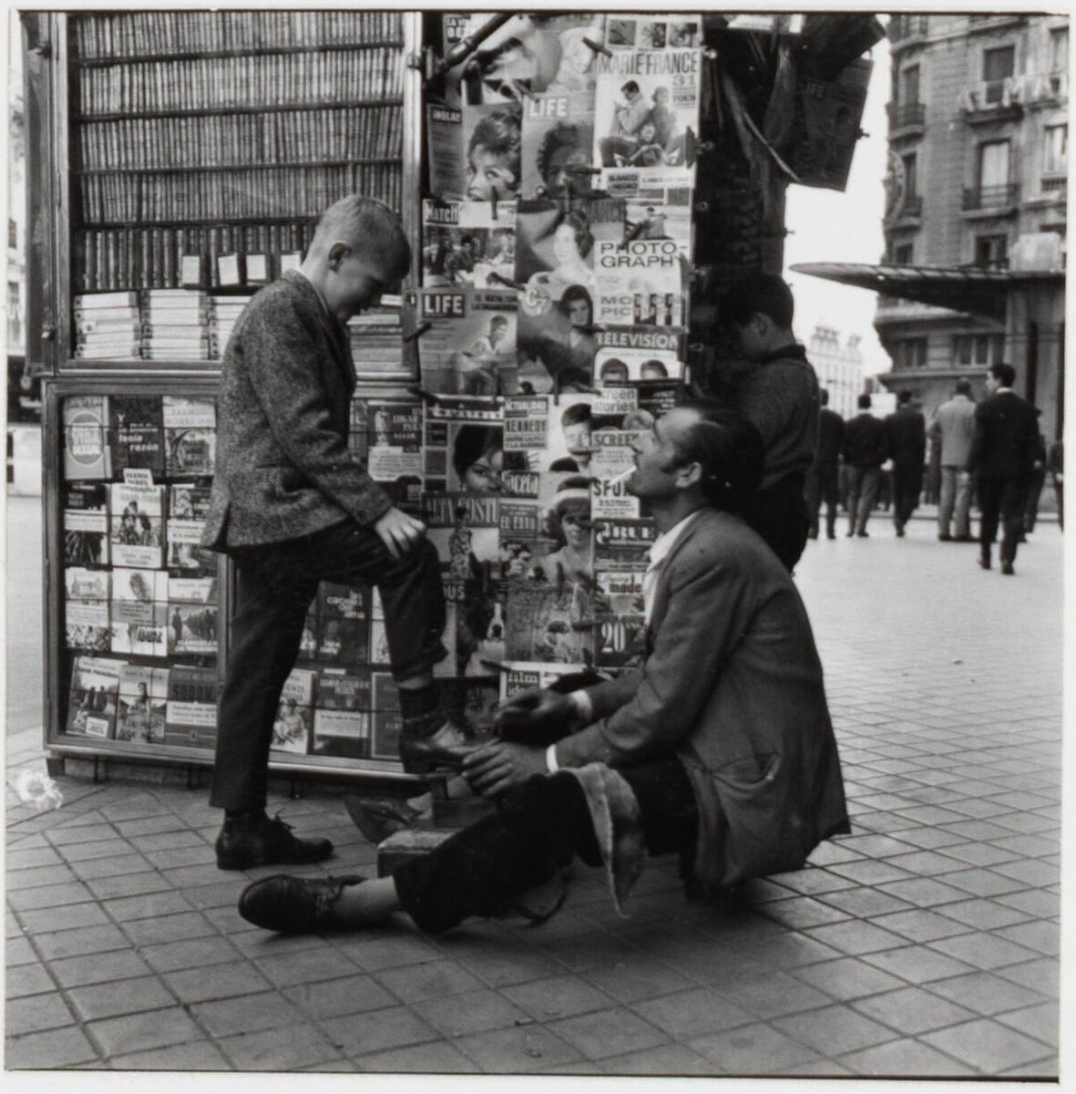 ¿Quién sabe dónde? #CSIMadriles ¿Os han limpiado los zapatos alguna vez en la calle? 📷Dirk de Herder. Hacia 1960