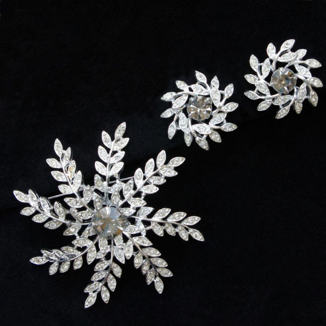 Sarah Coventry 'Evening Snowflake' Brooch & Earrings Set flotsamfrommichigan.etsy.com/listing/162346…  #vintage #jewelry #rhinestones
#statement #prom #wedding #bride #somethingold
#SarahCoventry #designer #FlotsamFromMichigan #etsyvintage