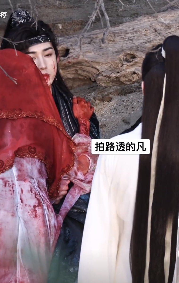 #HeRuiXian character put a red veil to fulfill A’mu last wish #GuoJunChen  
😭😭😭💔 💔 
#FoxSpiritMatchmakerWangQuan 
video.weibo.com/show?fid=1034:…