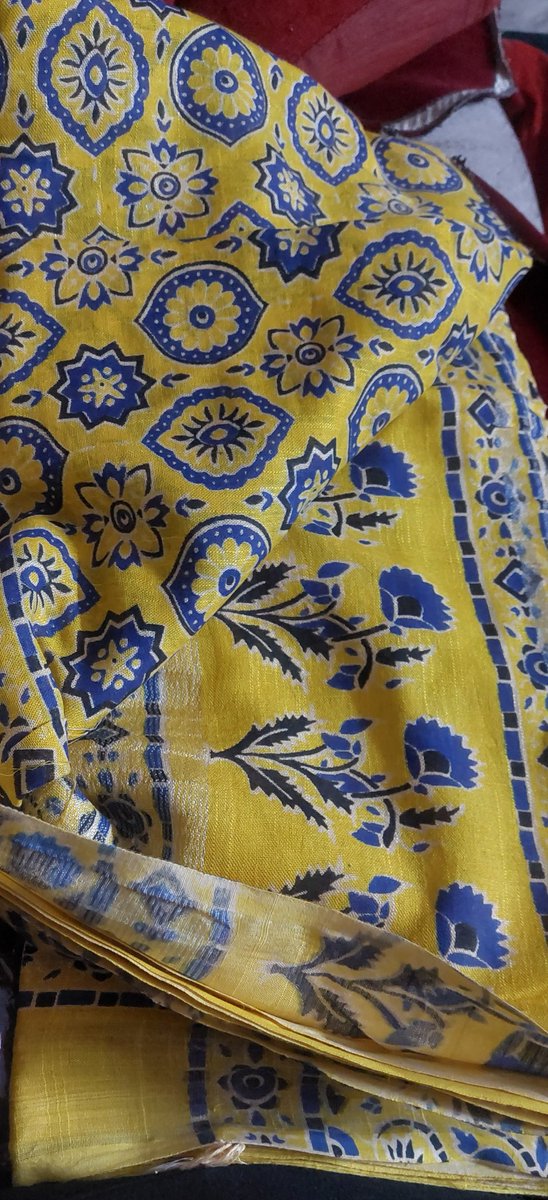 Solace_smile11's tweet image. A new add to my collection of sarees..💛💛
#sareeluv
#Handbook
#Bagrujaipursaree