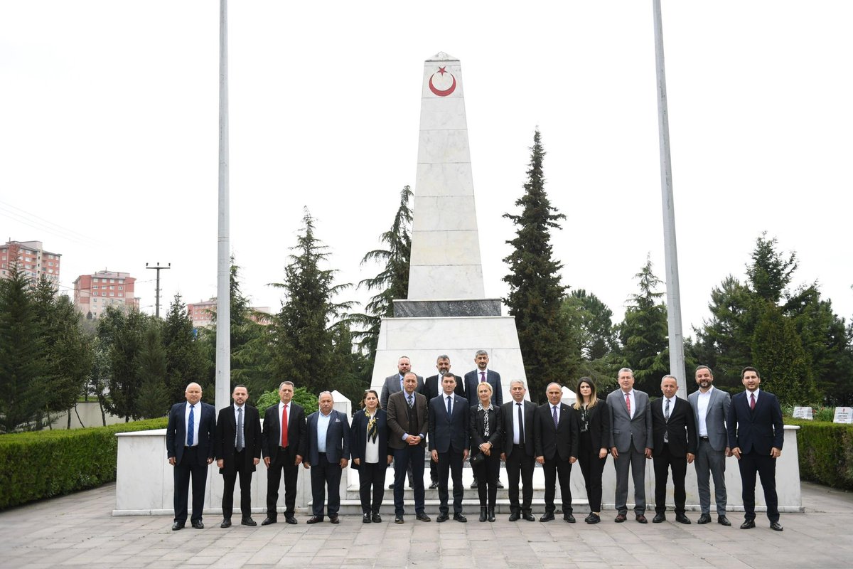 Yeni dönemin ilk meclis toplantısının ardından belediye meclis üyelerimizle birlikte Ordu Garnizon Şehitliğini ziyaret ederek aziz şehitlerimiz için dua ettik. Canınız pahasına savunarak bizlere emanet ettiğiniz kutsal vatan topraklarını herkes için yaşanabilir hâle…