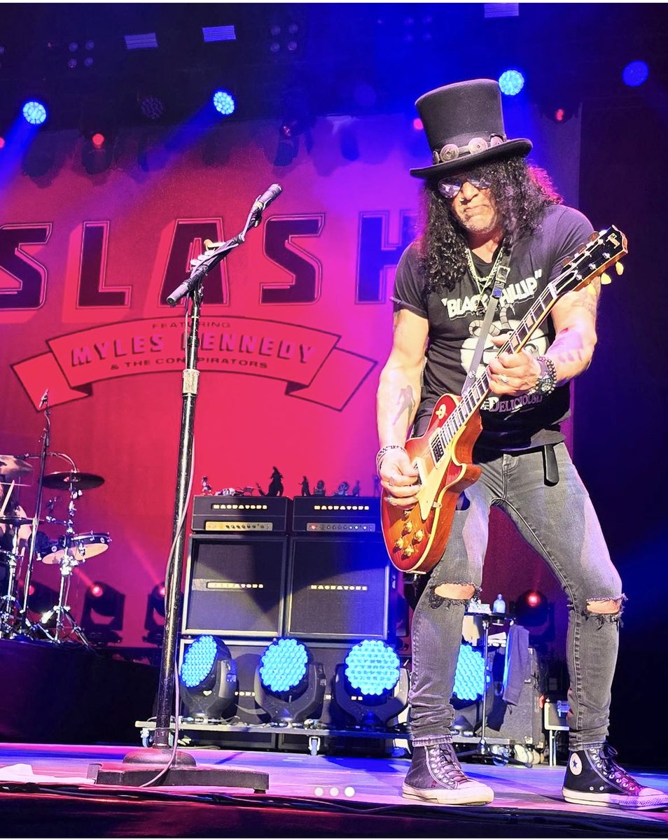 All_about_SLASH's tweet photo. From last night #gig in #danemark #copenhagen #kbhallen #theriverisrisingtour #2024 #SMKC #Slash #myleskennedy #toddKerns #frankSidoris #brentfitz #slashfeatmyleskennedyandtheconspirators #RnFnR #slashnews
๐ธ @slashfrance https://t.co/r7CgVu6E12