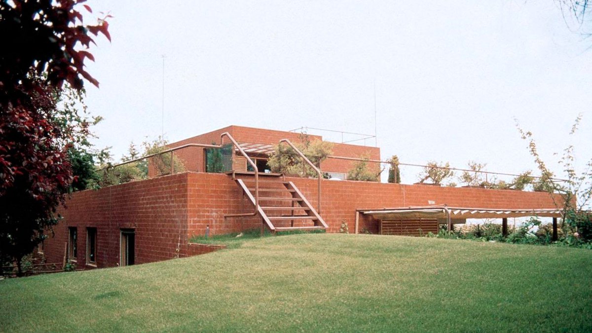 #100x100masterhouses 
'Una casa, que no se nota, en la que la arquitectura es un medio para un fin: estar bien'.
Alejandro de la Sota.
Casa Guzmán-1972, Madrid.