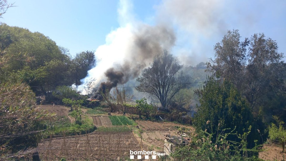 Treballem a l'incendi d'una barraca a la zona de Sant Salvador, a Gelida (avís 14.53h @112). L'incendi ja està controlat, ha cremat un turisme, una barraca i la vegetació del voltant 7 dotacions 🚒 #bomberscat